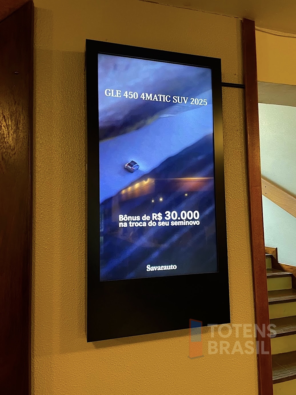 Totens Brasil - Totem Indoor de 32 Polegadas de parede