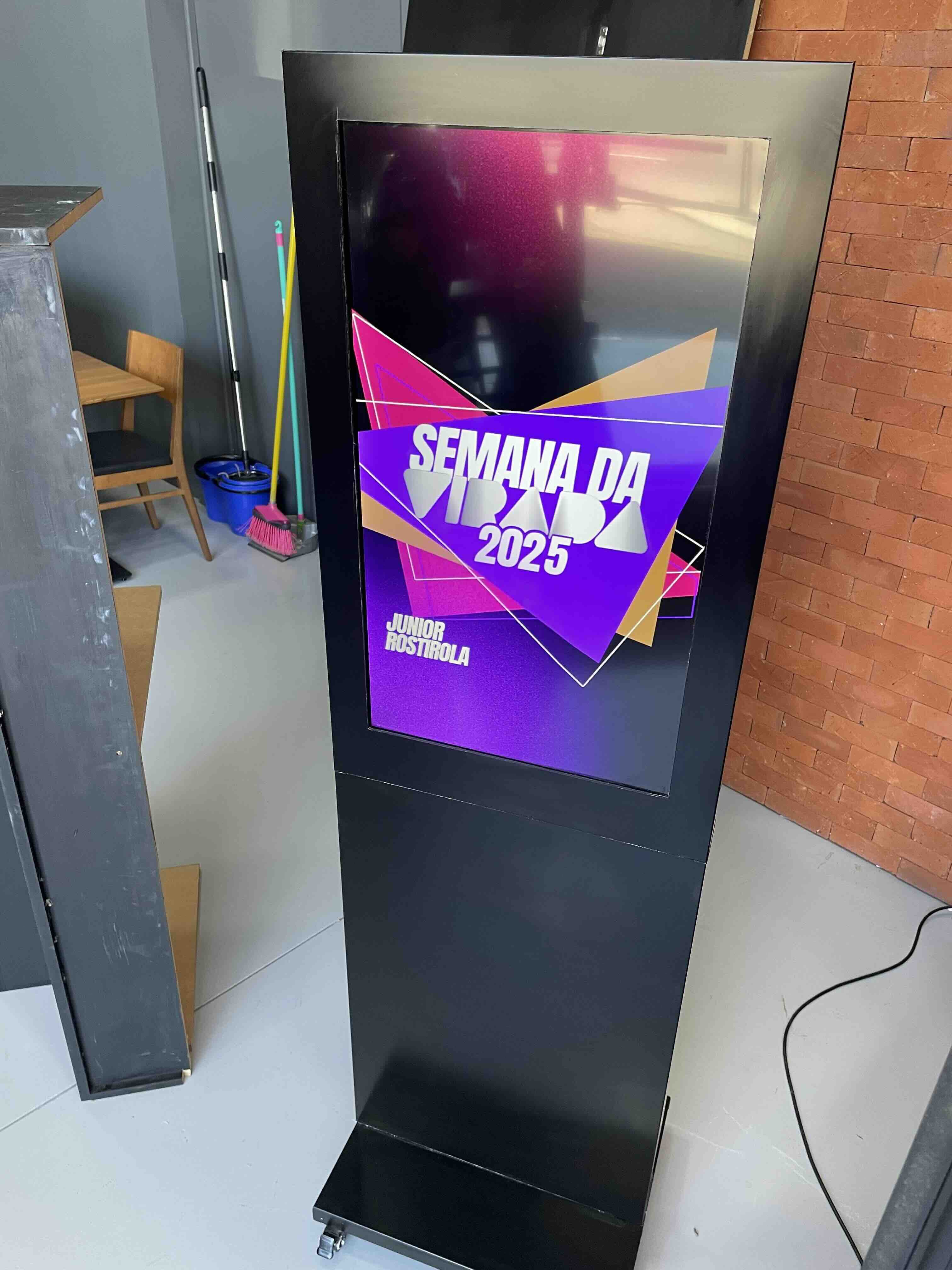 Totens Brasil - Totem Indoor de 32 Polegadas